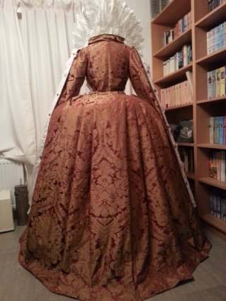 backside_of_the_ditchley_gown___queen_elizabeth_i_by_firefly182-d6131mu